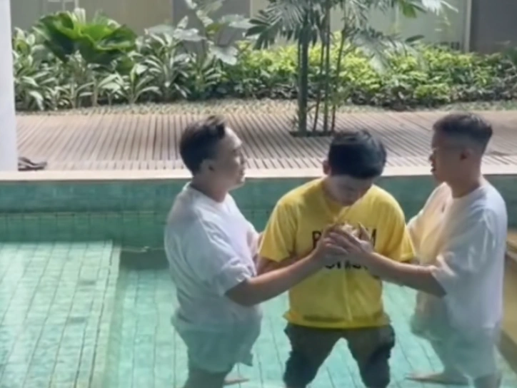 Rayn Wijaya dibaptis menjadi Kristen. [TikTok]