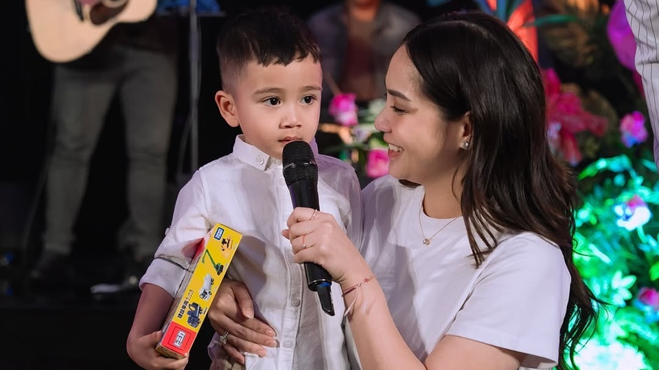 Manisnya Rayyanza Putra Nagita Slavina Saat Momong Anak-anak Panti Asuhan Bikin Terharu