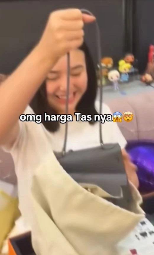 Reaksi Ibunda Kenny Austin Saat Amanda Manopo Dapat Kado Tas Mewah Rp 700 Juta Tiktok Www Userquote