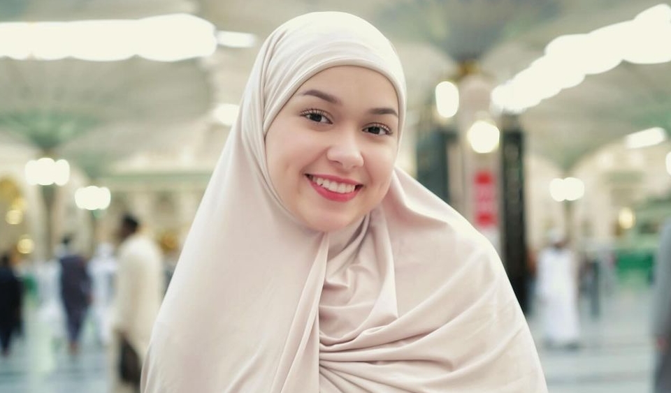Rebecca Klopper Beri Respon Adem Ketika Diminta Tak Lepas Hijab Setelah Pulang Umrah