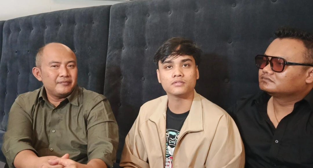 Ressa Rosano bersama Pengacara Ronald Armada. (FTNews)