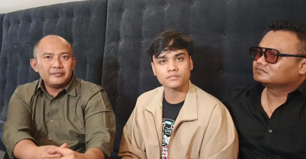 Ressa Rosano bersama pengacara Ronald Armada [FTNews]