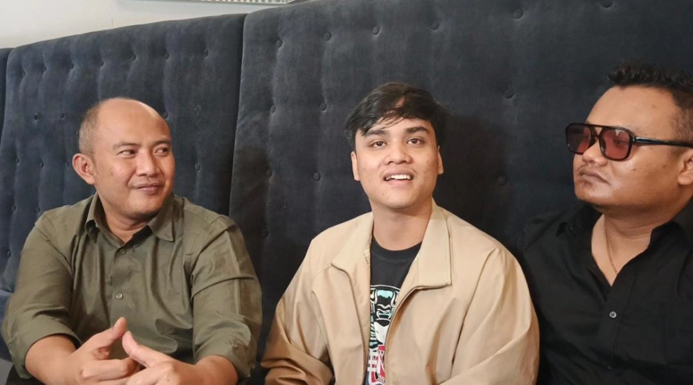 Ressa Rosano Bersama Pengacara Ronald Armada [Sumber: Ftnews]