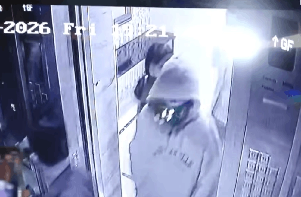 Reza Arap bersama dokter masuk lift apartemen Lula Lahfah. [YouTube]