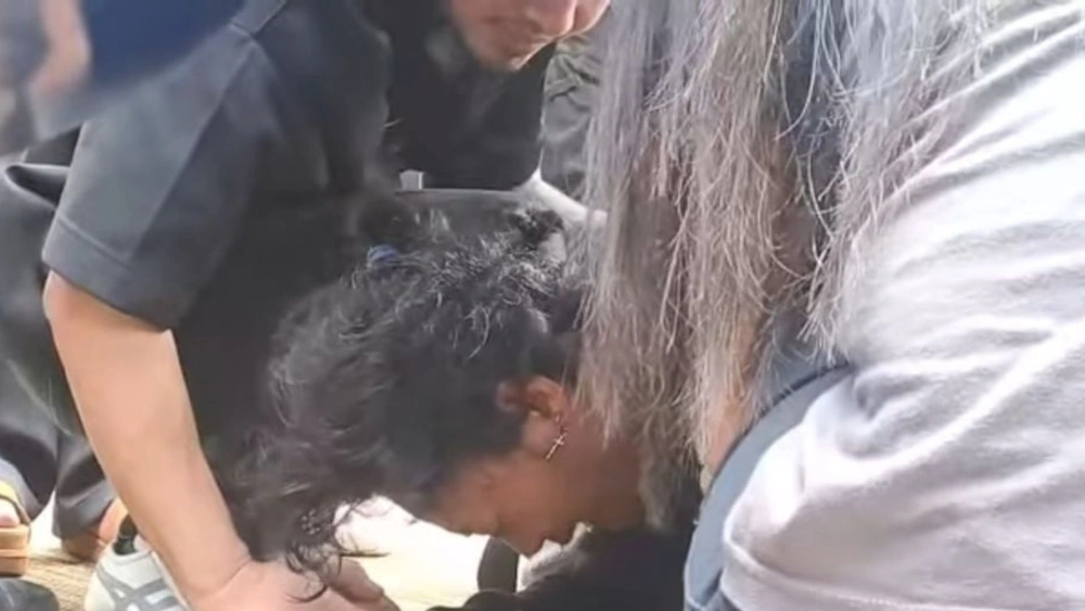 Reza Arap tak kuasa menahan tangisnya usai ditinggal sang kekasih, Lula Lahfah. [TikTok]