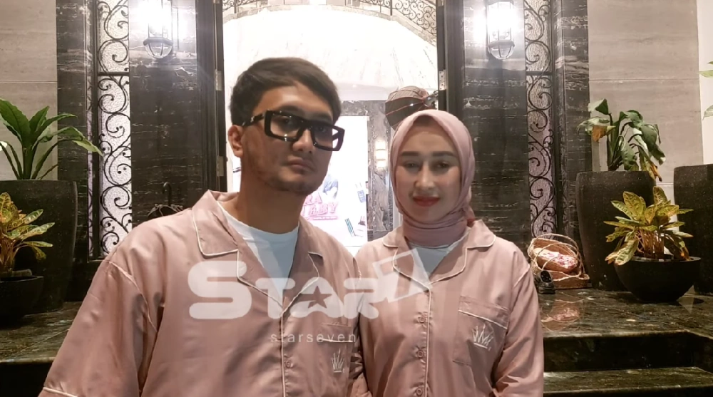 Reza Gladys Beri Hadiah Umrah Untuk Ressa Rizky Rossano [sumber: Youtube Star 7 Channel]