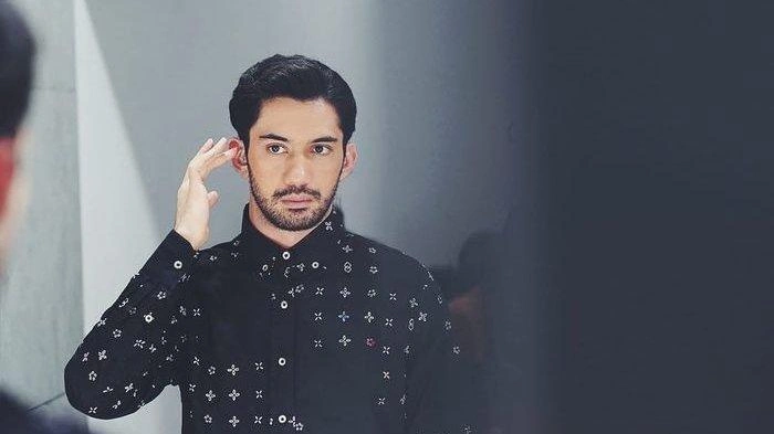 Reza Rahadian tak kuasa menahan tangis saat meraih piala citra untuk pertama kalinya sebagai sutradara. [Instagram]