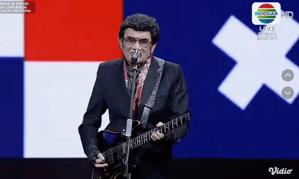 Rhoma Irama dan JKT48 pada HUT Indosiar ke-31. [TikTok]