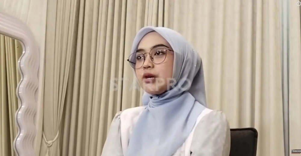 Ria Ricis Bagi Bagi Thr Ke Penggemar [Sumber: Youtube Starpro Indonesia]
