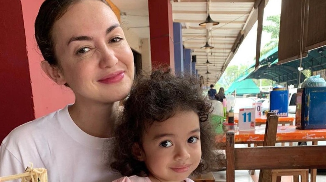 Baru Punya Anak setelah 10 Tahun Nikah, Rianti Cartwright Pilih Urus Tanpa Babysitter