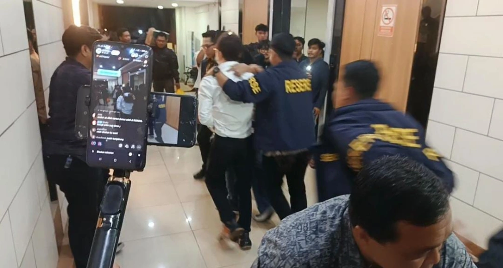 Richard Lee saat ditahan polisi. [Indopop/Selvianus Kopong Basar]