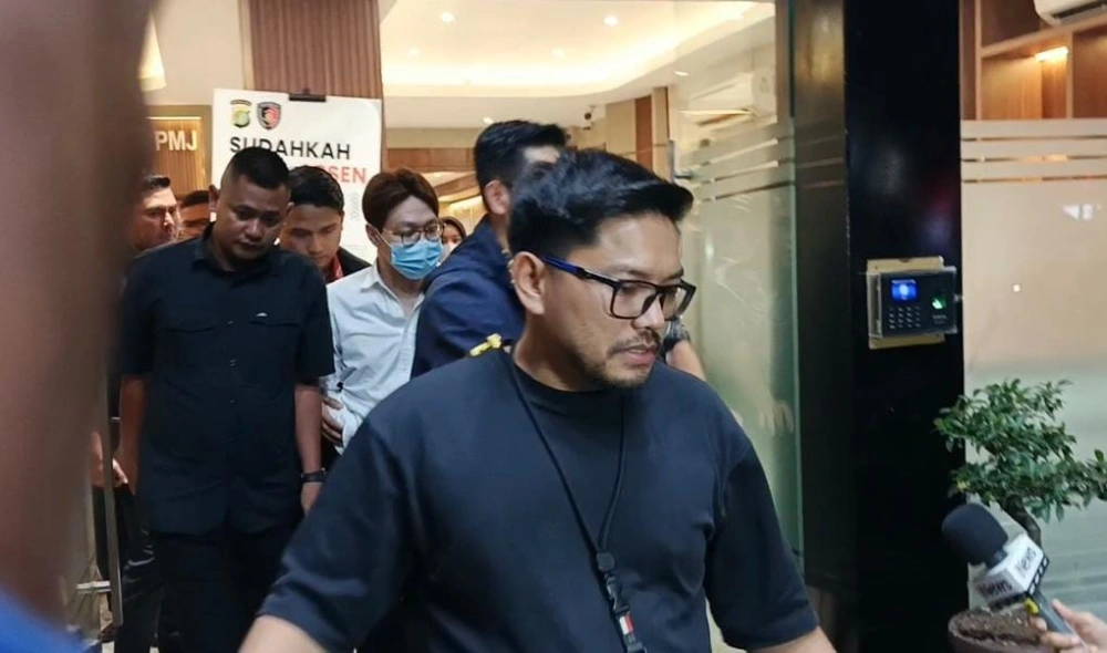 Richard Lee saat ditahan polisi. [Indopop/Selvianus Kopong Basar]