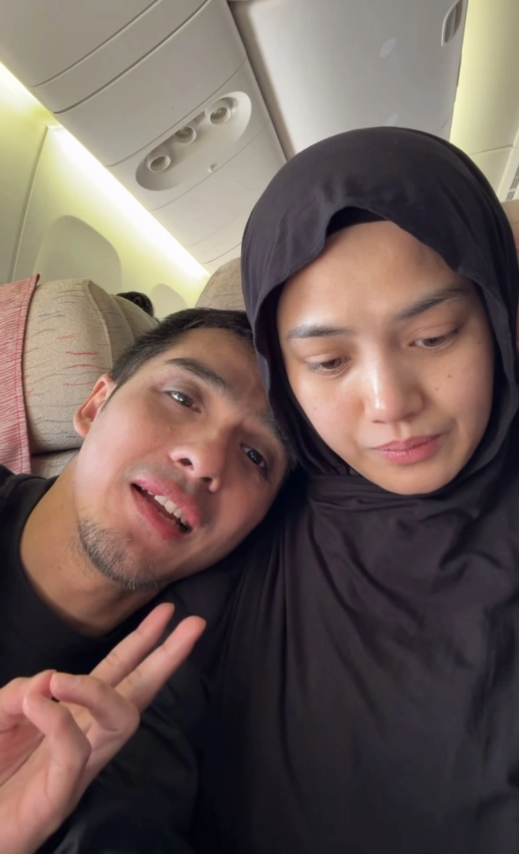 Ricky Harun Herfiza Novianti Dalam Pesawat Menuju Jakarta [Instagram{