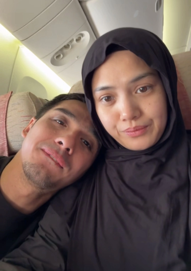 Ricky Harun Herfiza Novianti Di Dalam Pesawat [Instagram]