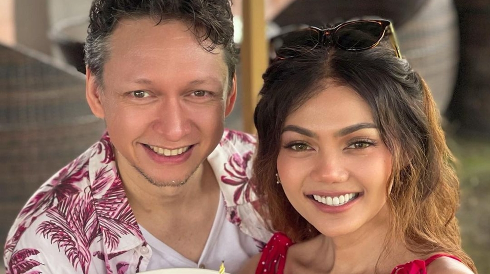 The Real Multitalenta! Rina Nose Bikin Kagum saat Menjelma jadi Tukang Cukur Pribadi Suami