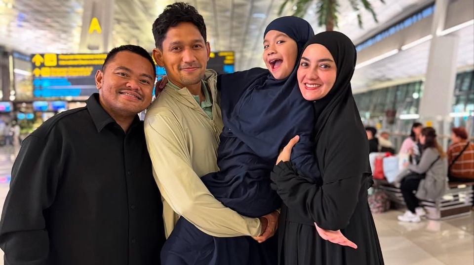 Ibnu Jamil Sambut Heboh Kepulangan Anak-Istri dari Umrah [Instagram]