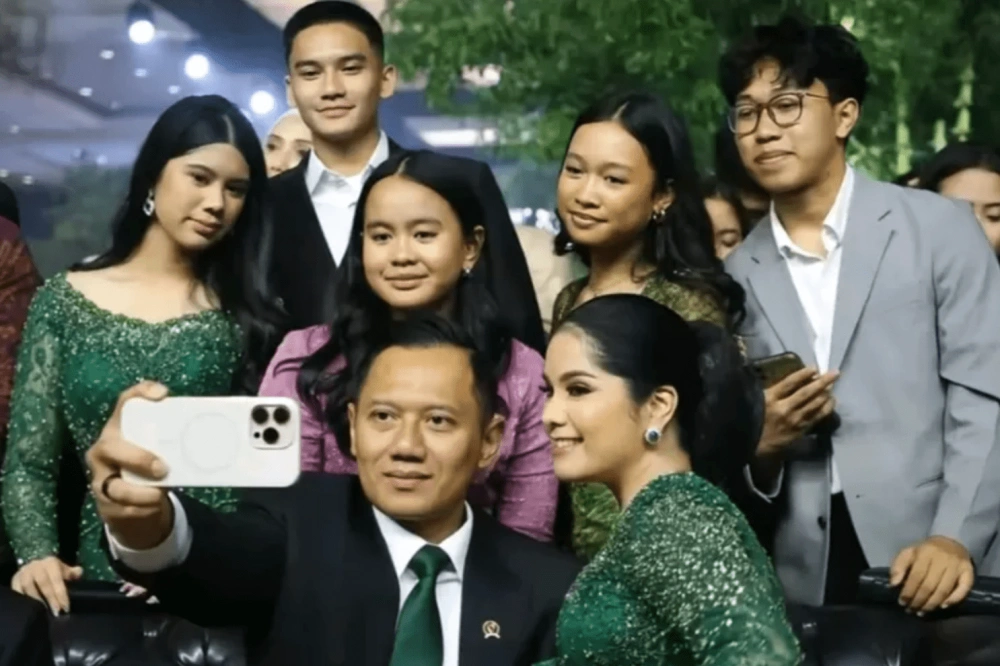 Rizky Bantayan Berfoto Bersama Keluarga Aira Yudhoyono. [Instagram]