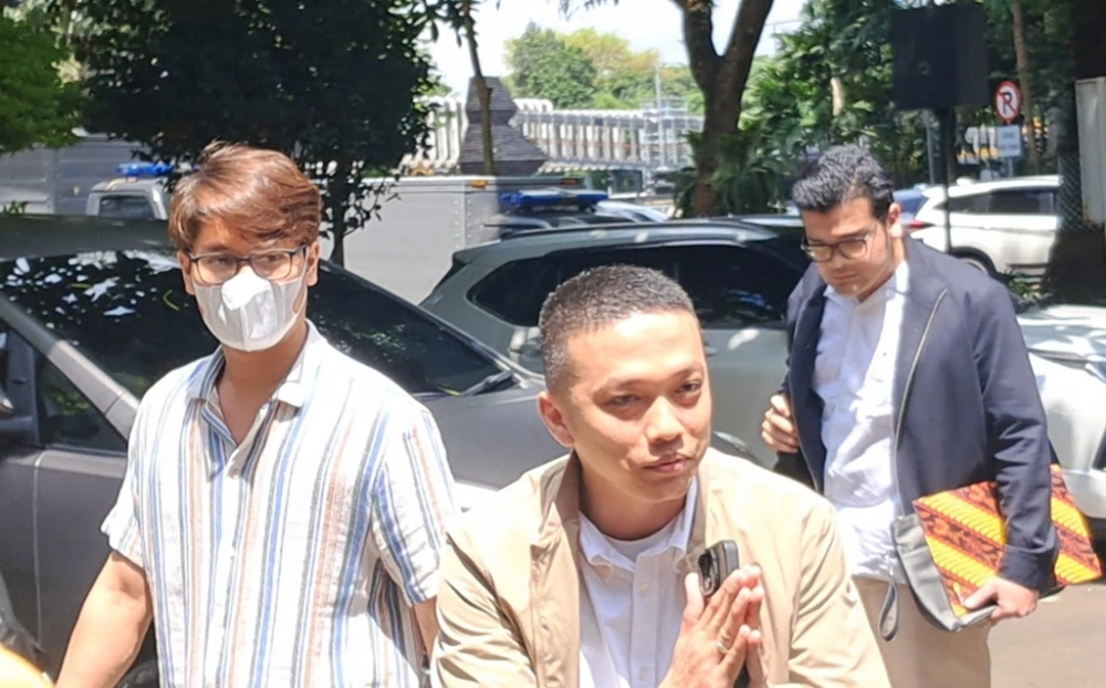 Rizky Billar didampingi kuasa hukum mendatangi Polda Metro Jaya. (Indopop/Raka)