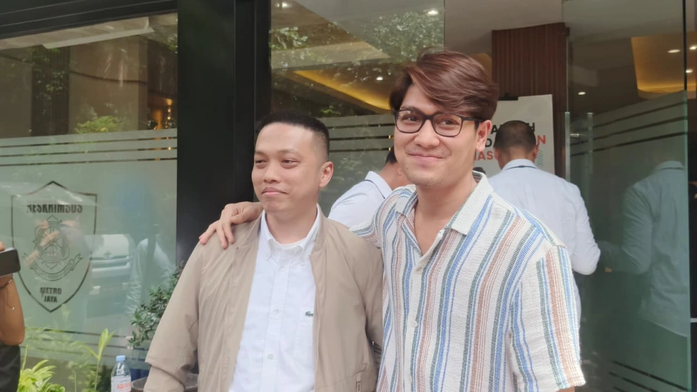 Rizky Billar saat ditemeui di Polda Metro Jaya, Rabu (25/2/2026). [Indopop/Raka]