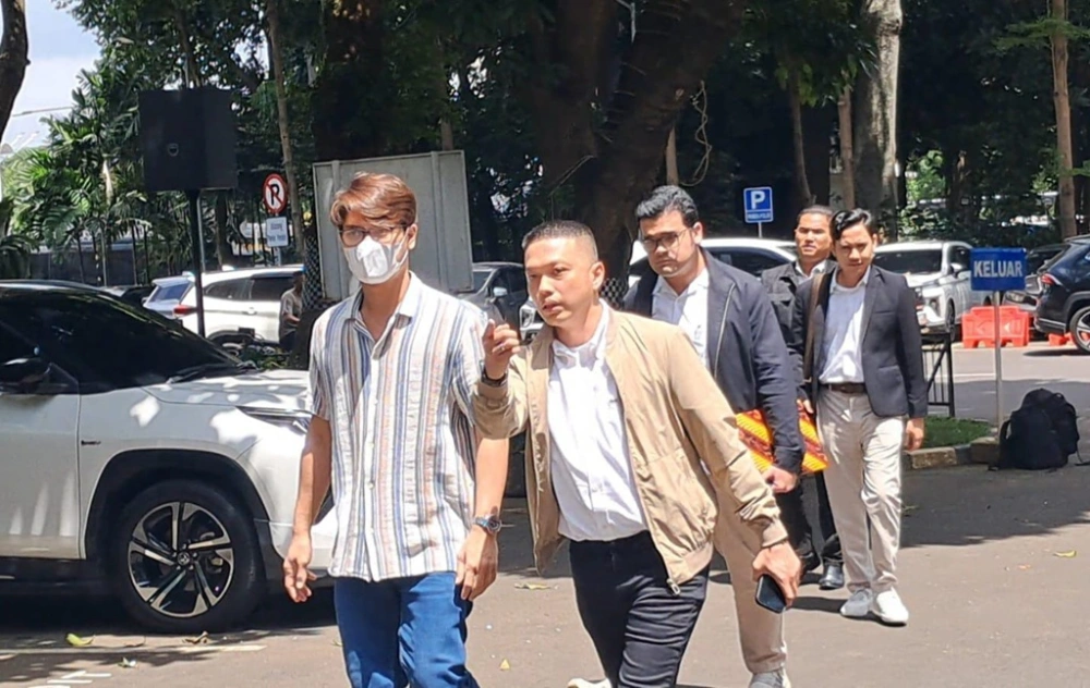 Rizky Billar didampingi kuasa hukum mendatangi Polda Metro Jaya. (Indopop/Raka)