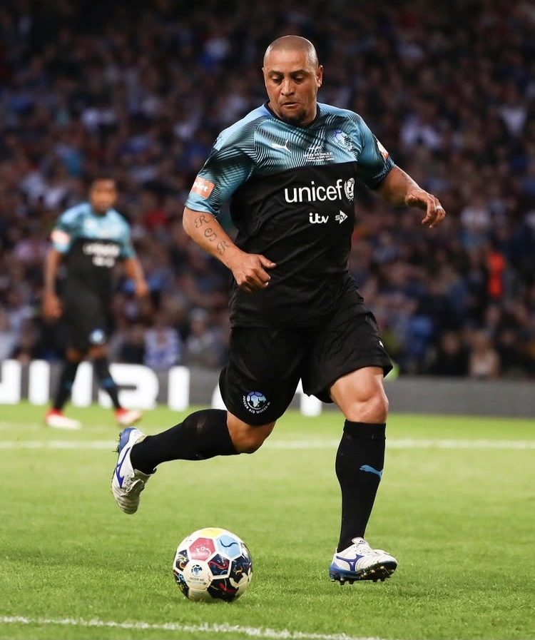 Roberto Carlos Sedang Berlaga Di Lapangan Hijau [Instagram]