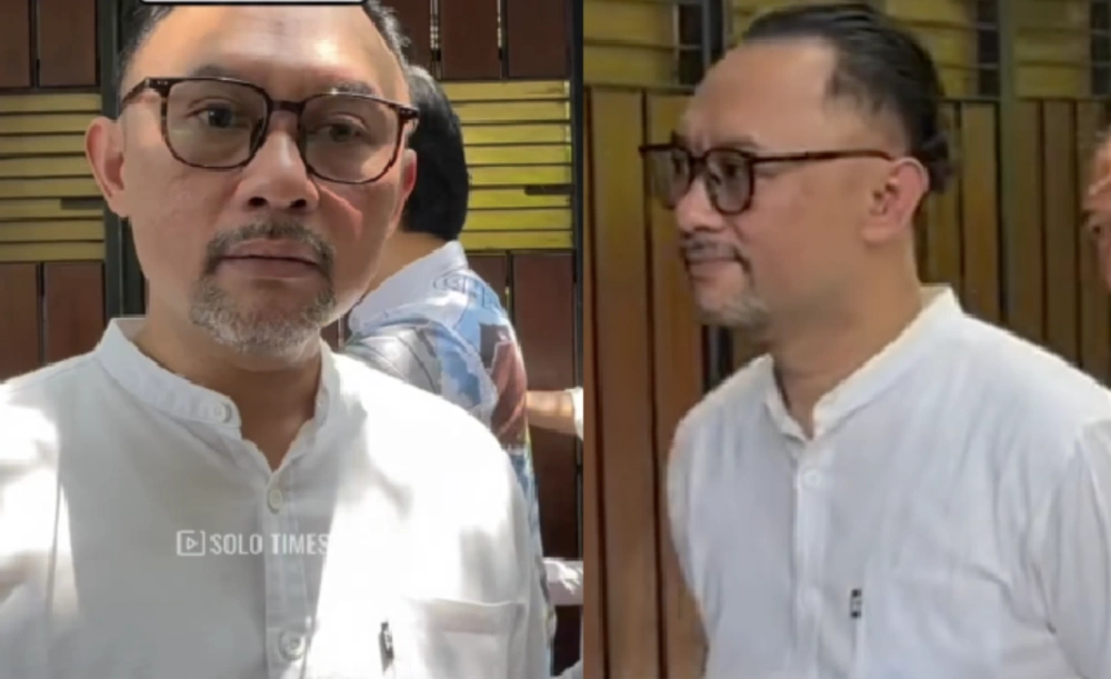 Ronal Surapradja antre foto di depan rumah Jokowi. [TikTok/Solo Times]