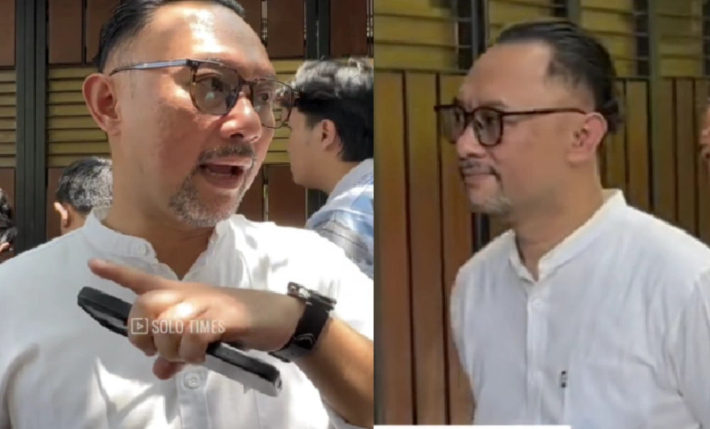 Ronal Surapradja antre foto di depan rumah Jokowi. [TikTok/Solo Times]
