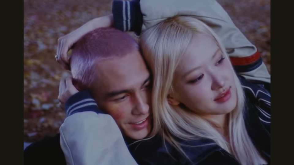 Rose BLACKPINK Terciduk Bareng Evan Mock Tahun Baruan di Hawaii