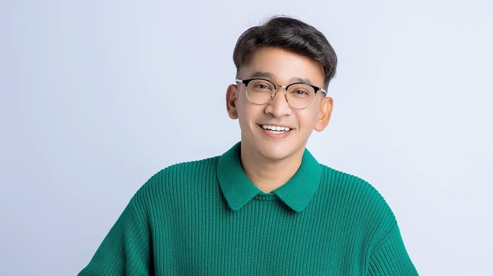 Ruben Onsu Kibarkan Bendera Merah Putih Dikelilingi 17 Ekor Hiu