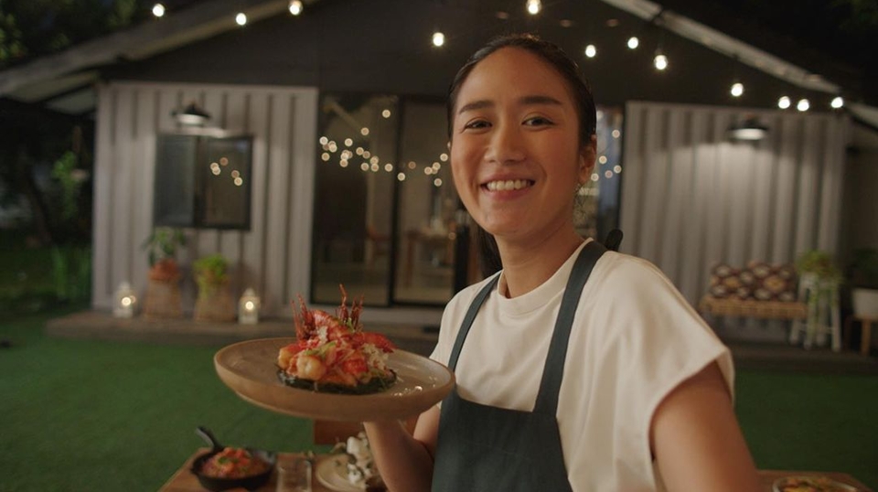 Renatta Moeloek Nyempil di Foto Keluarga Arnold Poernomo