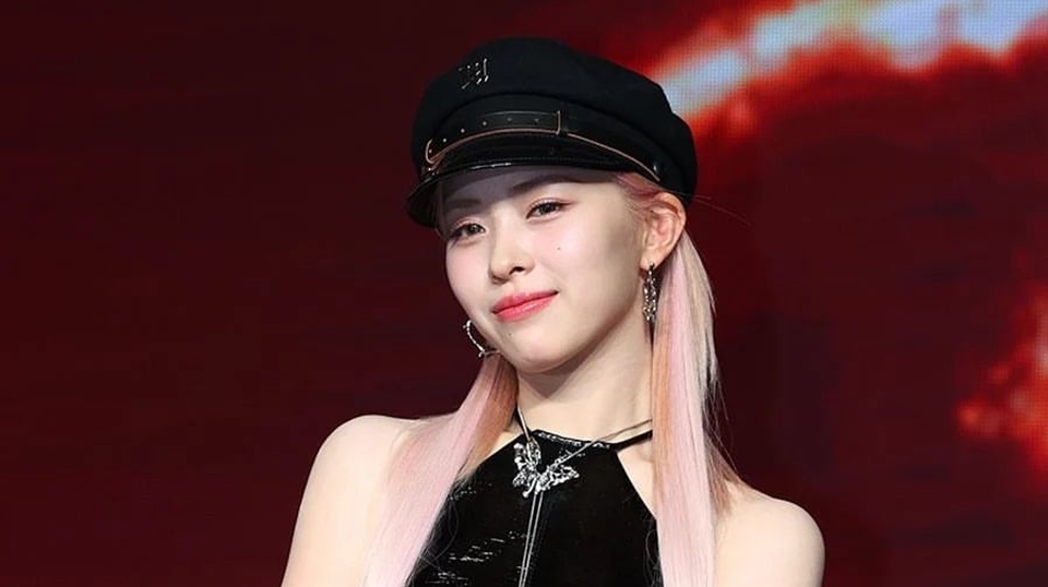 Ryujin ITZY Picu Kekhawatiran Usai Penggemar Temukan Sesuatu di Belakang Telinganya