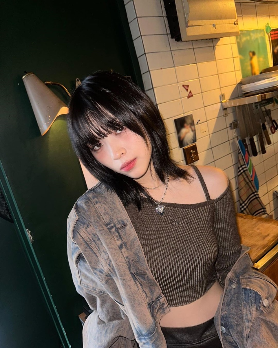 Ryujin ITZY Picu Kekhawatiran Usai Penggemar Temukan Sesuatu di Belakang Telinganya