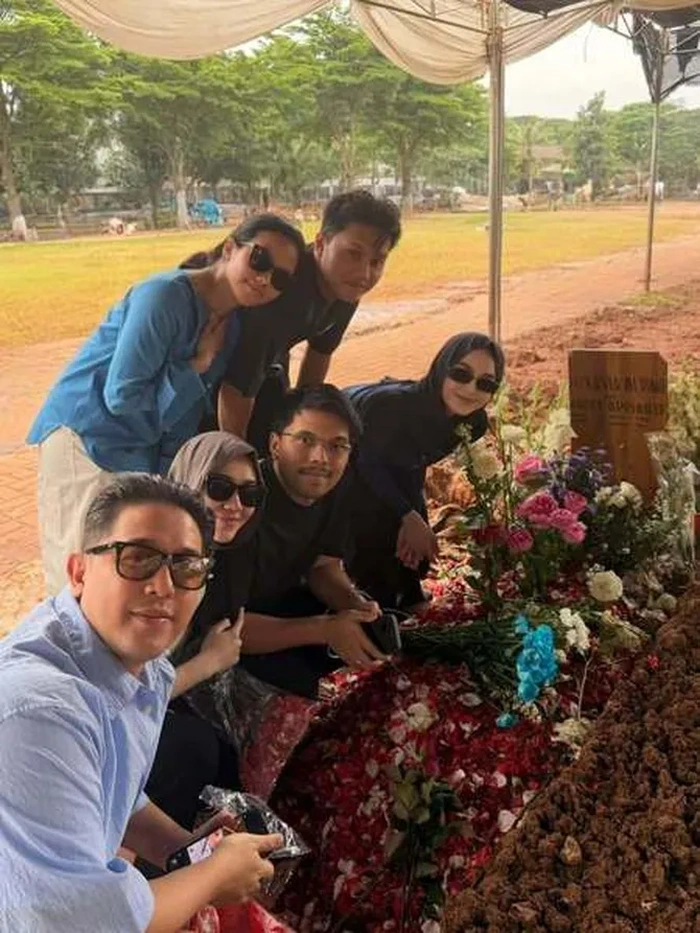 Sahabat Sahabat Vidi Aldiano Ziarah Ke Makam Sang Penyanyi [sumber: Instagram Mahaliniraharja]