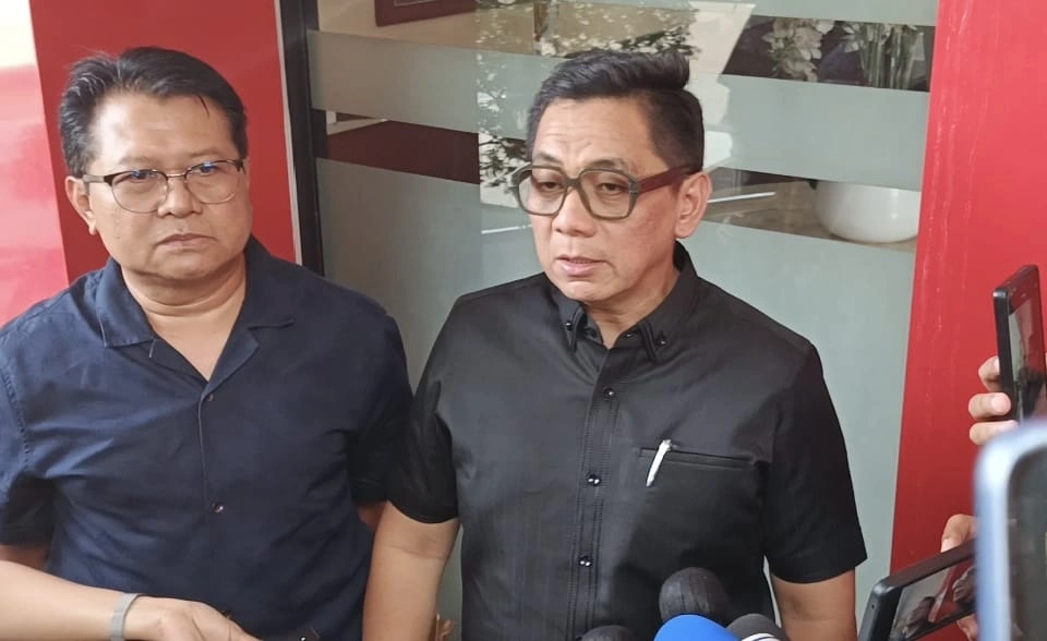 Sandy Arifin mewakili Dewi Perssik membuat laporan ke kantor polisi. [FTNews/Selvianus Kopong Basar]