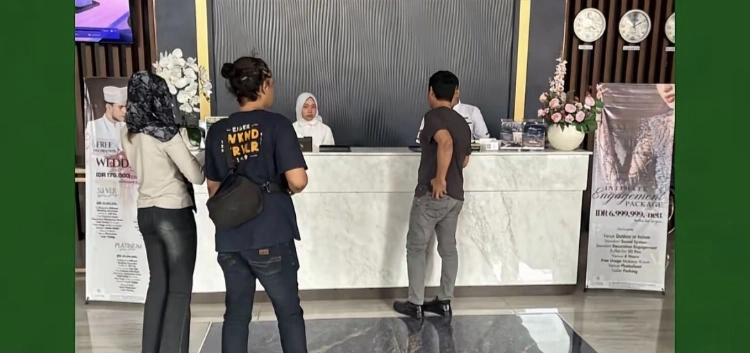 Sang Istri Staf Bumn Bersama Polisi Gerebek Staf Bumn Yang Ngamar Bareng Guru ASN [Tiktok]