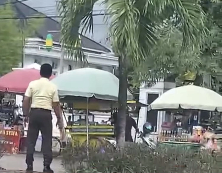 Satpam Yang Hanya Berdiri Diam Tanpa Mampu Melerai (Instagram)