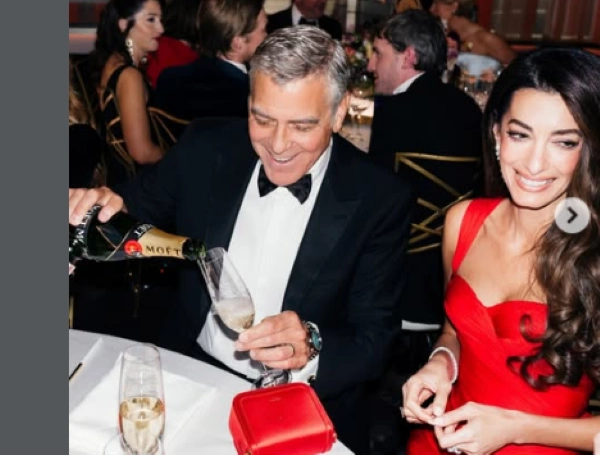 George Clooney bersama istrinya yang cantik Amal di Golden Globe, Minggu (11/1/2026) [Foto: Instagram Golden Globe]