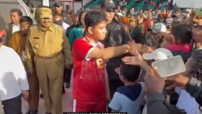 Wapres Gibran mendapat sambutan meriah dari masyarakat di Wamena, Papua Pegunungan [Foto: tangkap layar YouTube]