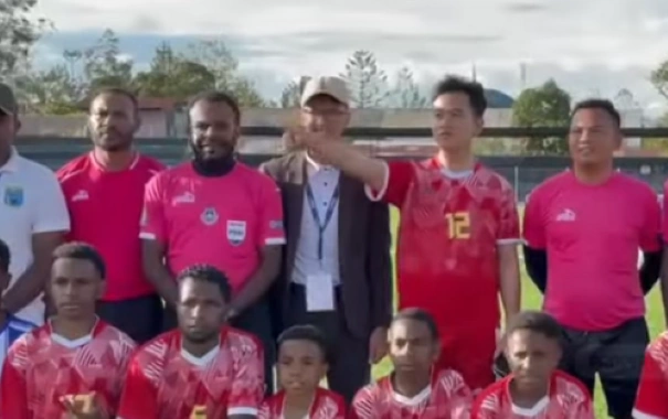 Wapres Gibran berfoto bersama anak-anak dan pelatih bola di Wamena [Foto: tangkap layar YouTube]
