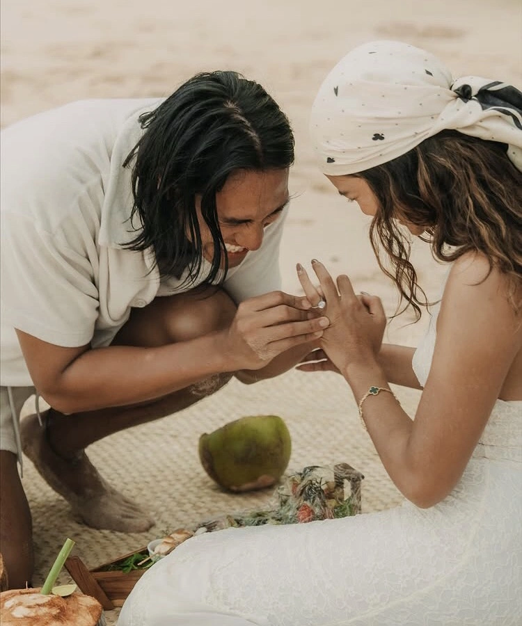 Sean Gelael Memakaikan Cincin Tunangan Ke Jari Hana Malasan (Instagram)