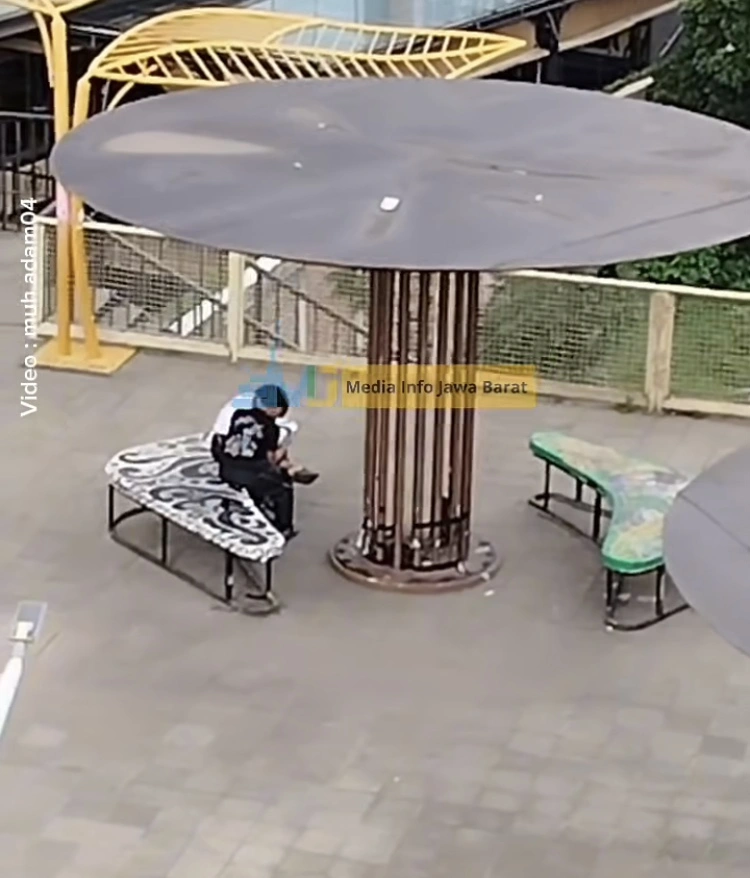 Sejoli Yang Mesum Di Teras Skywalk Cihampelas Kaget Ada Yang Meneriaki [Sumber: Instagram]