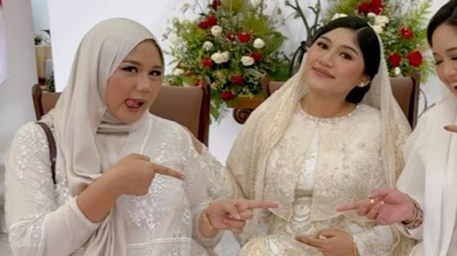 Adik Erina Gudono Desak-desakan di Trans Jakarta, Padahal Kakaknya Gunakan Jet Pribadi