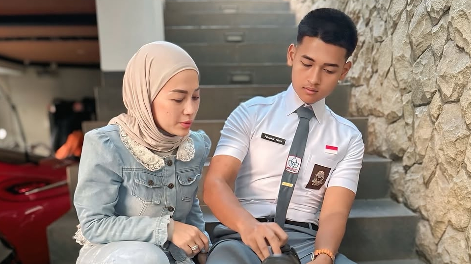 Momen Haru Shanty Denny Saksikan Putranya Dikukuhkan sebagai Paskibraka Banten