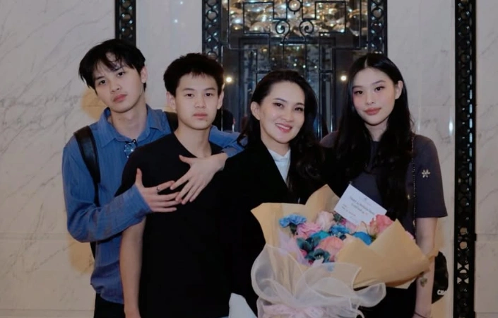 Sherly Tjoanda Bersama Anaknya Ketiga Cc Instagram