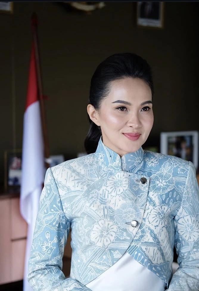 Sherly Tjoanda Di Kantornya [Sumber Instagram]