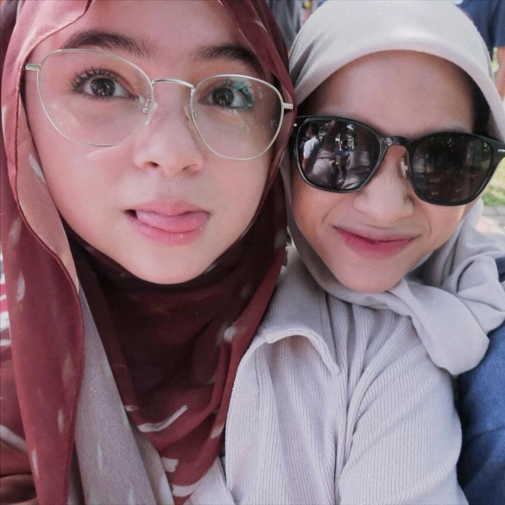 Shienna Dan Ibu Tirinya Akrab [Sumber: Instagram]