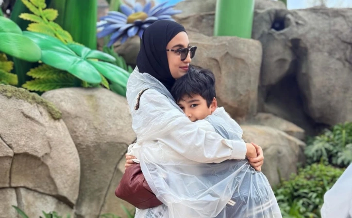 Shireen Sungkar Dan Adam Anaknya Cr Instagram