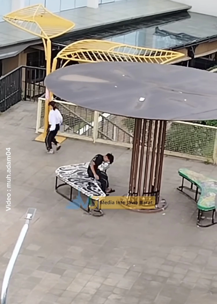 Si Cewek Segera Berlari Karena Takut Ketahuan [Sumber: Instagram]