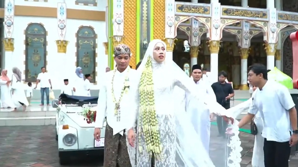 Kedua Mempelai Sapa Wartawan