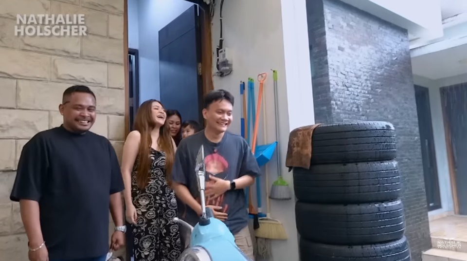 Nathalie Holscher Hadiahi Karyawan Motor Vespa